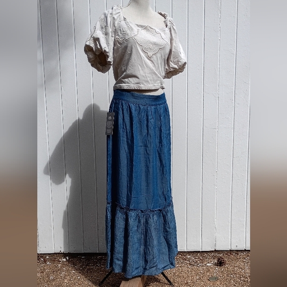SOLD! NWT Adorable 😍 Prairiecore Maxi Skirt Denim Colored Two Toned Tiered. - Picture 5 of 15